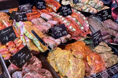 Neben sechs bis sieben verschiedenen Bratwurstsorten in der Woche gibt es immer auch neue Grillspezialitäten zu entdecken.