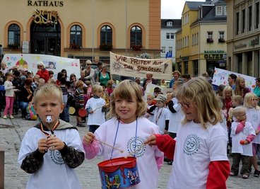 Pfeifen und Trommeln für bessere Betreuung: Kindergartenkinder auf einer Protestkundgebung in Reichenbach im August 2012.