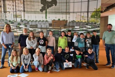 Klassenfoto im sächsischen Landtag. Die 4 b mit Elternvertreterin Sandra Andreas und Schulleiterin Juana Martin (hinten von links) sowie Elternsprecher Markus Popp. 