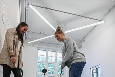 Entspannung beim Golf: Tabea Specht und Jenny Köhler (von links) im Staffbase-Hauptquartier.