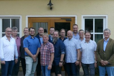 Der neue Gemeinderat von Reinsberg mit Bürgermeister Markus Buschkühl (5. v. l.) beim Fototermin vor dem Rathaus.