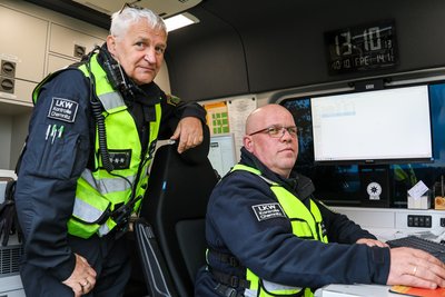 Im Polizeitransporter bei Niederdorf warten zwei Beamte auf Überholsünder.