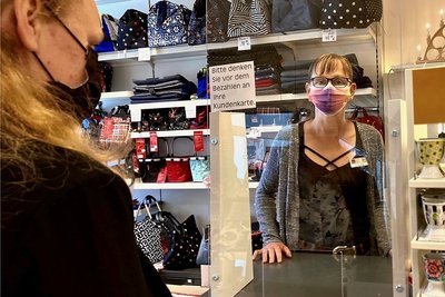 Sicherheit geht vor: Wie Cornelia Teumer, Verkäuferin bei Bergglas Münzner in Schwarzenberg, müssen seit Dienstag auch die Kunden im Einzelhandel wieder Maske tragen. 