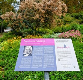 Diese Tafel steht nahe der Bernsdorfer Straße. Sie weist den Park als Frauenort aus.