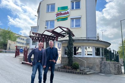 Der Betriebsratschef von Unilever in Auerbach, Mario Schädlich (links), freut sich mit Hermann Soggeberg, Vorsitzender des Konzernbetriebsrats, über die Neuigkeiten für ihr Unternehmen. Dort werden unter anderem Knorr-Tütensuppen gefertigt.