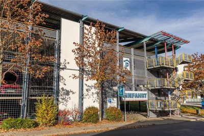 Im städtischen Parkhaus am Park des Friedens soll die Sanierung bis Mitte 2025 fortgesetzt werden. Drohen danach höher Parkgebühren?