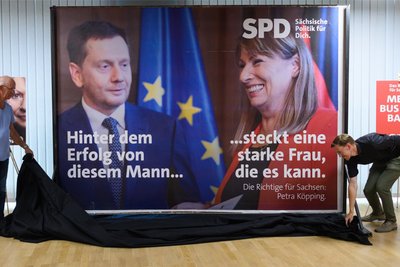 Bei der Kampagnenvorstellung im Saal im Herbert-Wehner-Haus: ein SPD-Plakat, dessen Motiv im Dezember 2019 bei der damaligen Ernennung des Kabinetts entstand.