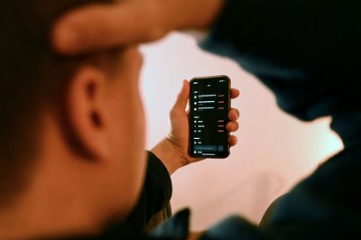 Trading-Apps liegen im Trend: Wer dabei vor allem den Nervenkitzel durch schnelle Gewinne oder Spekulationen sucht, kann aber suchtähnliches Verhalten entwickeln.