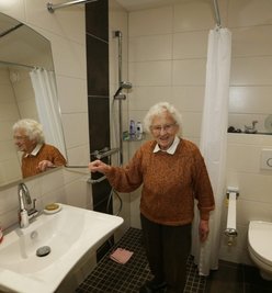 Rentnerin Ingeborg Hampel aus Leipzig freut sich über ihr altengerecht modernisiertes Bad.