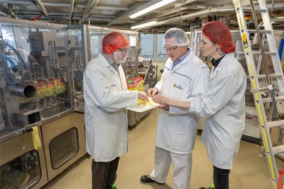 Vor rund einem Jahr kostete Oberbürgermeister Jens Scharff (links) im Unilever-Werk mit Leiter Heiko Röder und Kommunikationschefin Carolin Weber die Produkte.
