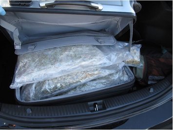 Rund drei Kilogramm Marihuana fanden die Polizisten in einem Reisekoffer.