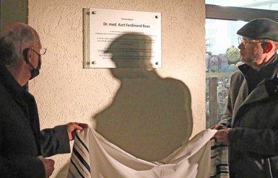Pfarrer Ferry Suarez (rechts) und Harro Jenss haben die Ehrentafel für den Mediziner Kurt Ferdinand Boas enthüllt.
