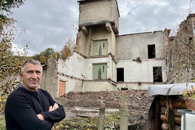 Tobias Güra steht in seinem Garten und hat nunmehr diesen Anblick vor Augen.
