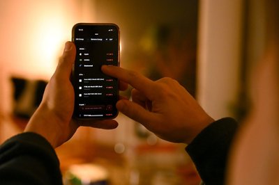 Konfetti nach dem Kauf, Challenges in der App, Echtzeit-Updates aufs Handy: Trading kann sich wie ein Spiel anfühlen.