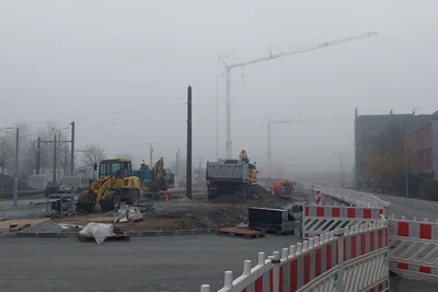 Am Montag hing die Baustelle am Komturhof und Sparkasse unter dichtem Nebel - ab Mittwoch soll die Straße stadtauswärts freigegeben werden.