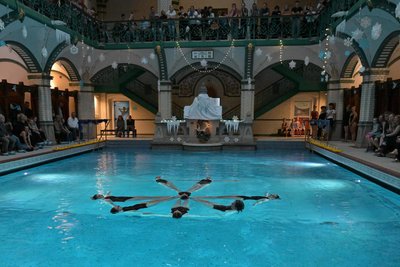 Tolles Programm und tolle Kulisse: das bot die Weihnachtsshow der Synchronschwimmerinnen des SV Zwickau 04.
