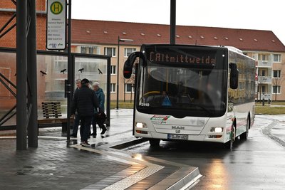 Fahrscheine kontrolliert bei Regiobus (Symbolbild) meist schon der Fahrer beim Einstieg der Fahrgäste.