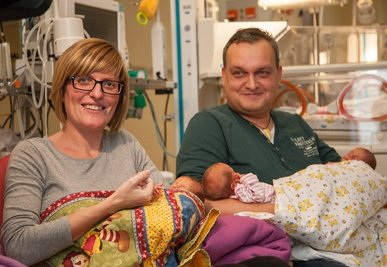 Die glücklichen Eltern Bianca Ludwig-Forster und ihr Mann André Ludwig mit ihren Töchtern Alexa, Elisa und Clara 