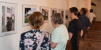 Am Samstagnachmittag wurde die 8. Sommergalerie und Vernissage in der evangelisch-lutherischen St. Laurentius-Kirche in Elterlein eröffnet. 20 ausgewählte Gebäudefotografien von vier Städten an der südlichen Straße der Romanik sind zu sehen. 