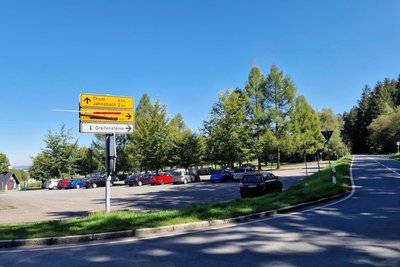 Schon am Vormittag füllte sich selbst der Jahnsbacher Parkplatz für den Stauweiher.