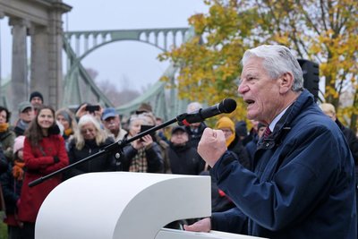 Bei der offiziellen Gedenkveranstaltung an der Glienicker Brücke zum Tag des Mauerfalls gehörte Bundespräsident a.D. Joachim Gauck zu den Festrednern. Am 20. November kommt er nach Plauen.