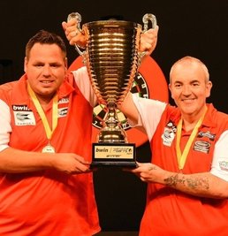Adrian Lewis (li.) und Phil Taylor feiern mit dem Pokal.