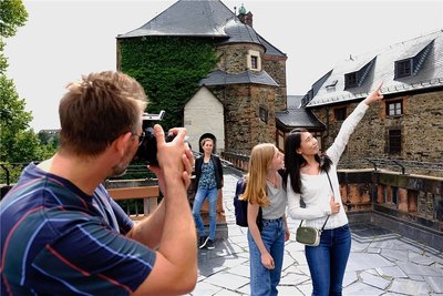 Rundgang auf der Wehrmauer. Unter den Augen von Museumsmitarbeiterin Nadine Holesch schoss der Berliner Fotograf André Forna auch dort Aufnahmen mit den Models Jin Xu und Isabelle Oldenburg. 