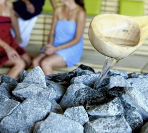 Für viele Saunagänger ist der Aufguss, wie hier in einer Therme in Erding, die Krönung ihres Besuches. Nach der Pandemie und mitten in der Energiekrise steht die Branche unter wirtschaftlichem Druck. 