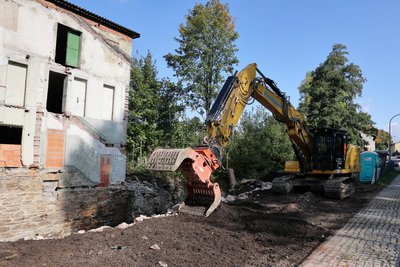 Unmittelbar an der Annaberger Straße in Raschau gelegen, wurden Ende September Teile der „Rußhütte“ abgerissen.