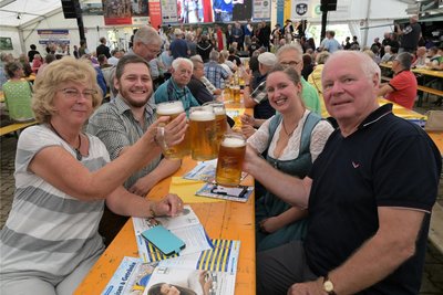 Das Festival verband auch Generationen: Claudia Nitschke aus Schneeberg, Karl Dietrich und Mirjam Dietrich aus Nauwalde, Ortsteil von Gröditz, und Reinhard Nitschke aus Schneeberg (v. l.).