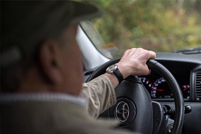 Experten raten Autofahrern zu regelmäßigen augenärztlichen Untersuchungen spätestens ab dem 60. Lebensjahr. 
