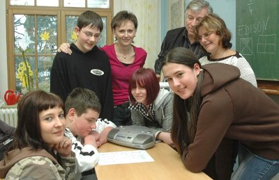 
              <p class="artikelinhalt">Sabine Blechschmidt, Fachbereichsleiterin Deutsch, Dieter Riegel, erster Beratungslehrer, und Katrin Müller, Fachbereichsleiterin Mathematik (hinten von rechts), mit Schülern aus der 8. bis 10. Klasse.</p>
            