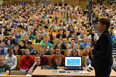 Willkommen in Freiberg: Sabine Schellbach von der Studienberatung der TU Bergakademie begrüßte rund 500 "Erstis" zur Einführungswoche im Audimax.