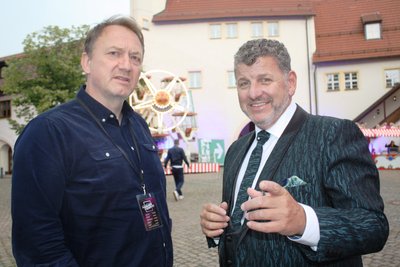 Sänger Semino Rossi (rechts) plauderte kurz nach seinem Auftritt bei der Generalprobe mit dem Vice-Präsident Markus Hartmann von Ariola Sony Music GSA. Er ist einer der wichtigsten Musikmanagern für volkstümliche und Schlagermusik in Europa. Er erklärte Chemnitz zu einer Hochburg seiner Musiksparte. 