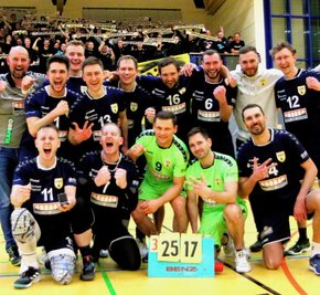 Jubel bei Mannschaft und Fans nach dem 3:0-Heimsieg des VSV gegen den VC Olympia München am Samstagabend. 