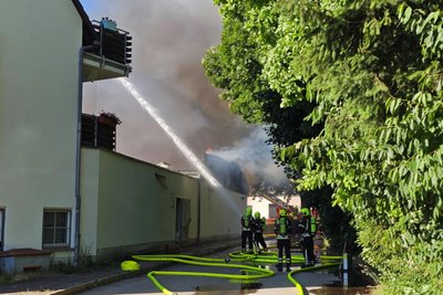 Die Straße wurde für die Zeit der Löscharbeiten voll gesperrt.