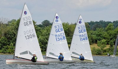 Drei Seglerinnen der Klasse Europe hier beim Vogtlandpokal auf dem Kurs zur Boje 1 auf der Talsperre Pöhl. 