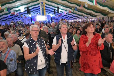 Im rappelvollen Festzelt wurde mitgeklatscht und geschunkelt.
