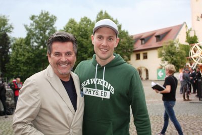 Ein großes Hallo gab es, als Thomas Anders (links) hinter den Kulissen der TV-Aufzeichnung den Musiker und Schauspieler Oli P. traf. Für Olis neues Album "Alles Gute" hatte Thomas Anders gemeinsam mit Oli P. den Song "We love to love" eingesungen. 