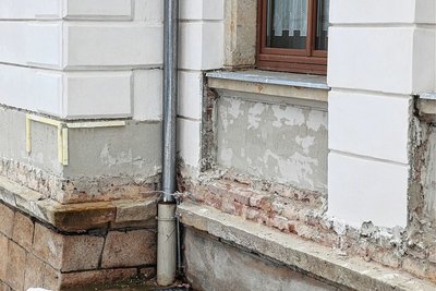 Einige der "Fehlstellen" an der Fassade der Stadtschule. An der Rückseite des Gebäudes besteht bei den Sanierungsarbeiten ebenfalls noch großer Nachholbedarf. 