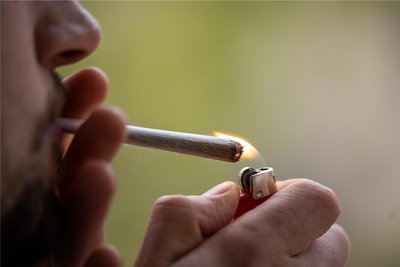 Cannabis zu Hause anbauen oder legal einen Joint rauchen – das ist mit dem Gesetz zur Cannabis-Legalisierung nun möglich.