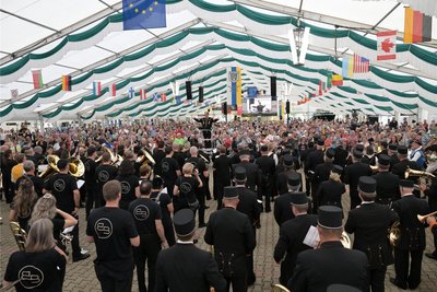 Zum Auftakt musizierten im Festzelt die zirka 500 Musiker aller Orchester gemeinsam.