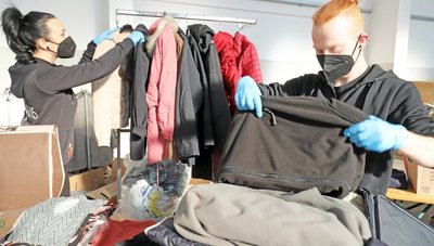 Hier gibt es Kleidung und mehr: Franziska Schwehm und Eric Fleischer vom Pi-Haus bereiten Spenden in der Sammelstelle am DBI in Freiberg für die Abgabe an ukrainische Flüchtlinge vor. 