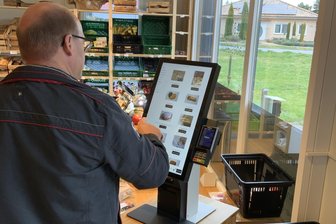 24/7-Dorfladen in Langenau: Verein bringt neuen Service ins Spiel - Ein Mann bezahlt an einer Selbstbedienungskasse in einem Container-Laden der Marke „Dein Schopp“. Hat solch ein Modell in Langenau eine Chance?