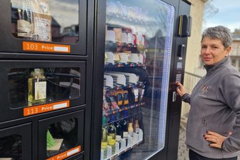 24/7 im Vogtland geöffnet: Hier gibt‘s das Weihnachtsgeschenk auf den letzten Drücker - Steffi Pausch und Team von Carli’s Kaffeerösterei in Rodewisch haben einen Automaten aufgestellt: Darin gibt es Vogtland-Produkte 24/7.