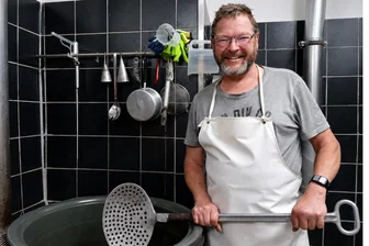 24/7-Shop im Erzgebirge: Diese Bratwurst gibt es rund um die Uhr - Jörg Wondraczek stellt in Dittmannsdorf im Erzgebirge eine würzige Bauernbratwurst her, die es in seinem 24-Stunden-Laden zu kaufen gibt.