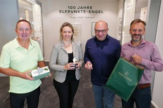 24 Engel von Wendt & Kühn Grünhainichen vergolden den Adventskalender vom Lions Club Freiberg - Michel Hirschfeld, Katja Findeisen, Ronny Erfurt und Lars Franke (von links) bei der Übergabe der Figuren von Wendt & Kühn, die den diesjährigen Adventskalender des Freiberger Lions Clubs bereichern.
