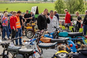 24. Ifa-Treffen in Rebesgrün: Was an den beiden Tagen auf dem Programm steht und warum eine kleine Gruppe nicht willkommen ist - „Show and Shine“, die optische Bewertung schicker Simsons war 2023 ein Erfolg und wird nun wiederholt. Angeboten wird das speziell für die Jugend. Das Simson-Streckenrennen wird indes wegen zu hohen Aufwands nicht wiederholt.