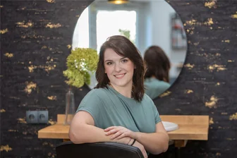 24-Jährige öffnet neuen Friseursalon in Plauen: Wie ihr der Weg in die Selbstständigkeit gelungen ist - Vanessa Krause, seit 2021 Friseurmeisterin, ist seit 1. Oktober mit ihrem eigenen Salon selbstständig.