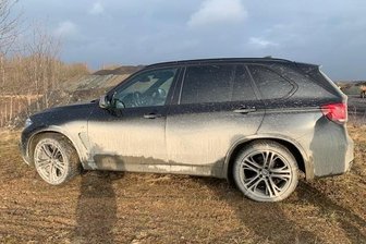 24-Jähriger in gestohlenem BMW nach Verfolgungsjagd bei Großschirma gestellt - Nach einer Verfolgungsjagd konnten Einsatzkräfte der Polizei den BMW-Fahrer in einem Steinbruch bei Großschirma stellen.